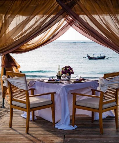 romantic-dinner-setting-on-the-beach-2025-02-11-05-28-38-RSB6FWE